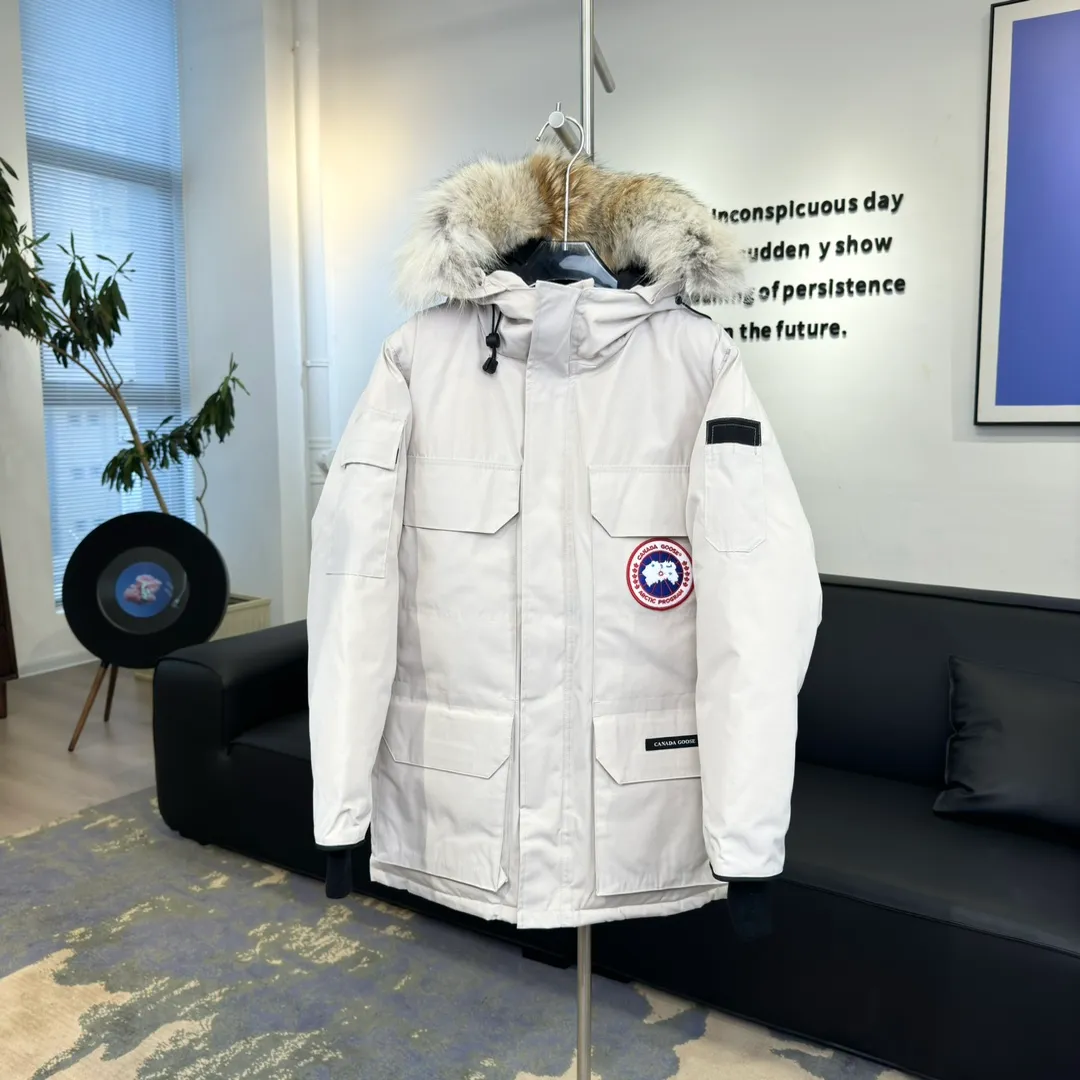 P800 Canada Goose "Canada Goose"🇨🇦 Beichen White / 08 Expedition Parka 4660M Product color: black, off-white, red, sand pink, sky blue, graphite gray, Beichen white, navy blue, sky blue, gray camouflage gray black label Product size: XS, S, M, L, XL, XXL The Expedition was originally a parka designed for scientists at the McMurdo Research Station in Antarctica. Whether your next journey takes you into the frozen urban jungle or across uncharted ice fields, wear Canada Goose's Expedition Parka and get proven results year after year in Antarctica by the National Science Foundation's Center for Polar Research.  Material list: 1⃣ Uses Y-shaped Velcro imported from Taiwan (exclusive in the market) 2⃣ Uses 18-count polyester-cotton blended fabric imported from South Korea (authentic synchronized fabric) 3⃣ National standard 80% white duck down, (zp uses 80% white duck down/90% of all boasts are fake) 4⃣ Western Canadian coyote hair (non-market dyed fox hair filled with wolf hair) Material analysis characteristics: 1⃣ The original/polyester-cotton fabric has a high polyester fiber content, and the polyester-cotton fabric has high heat and light resistance and good stability. It has bright colors, high fiber strength, durability, light resistance, heat resistance, and straightness. 2⃣ As we all know, the original version uses 80% white duck down. The fill power refers to the cubic inches of volume occupied by each ounce (30 grams) of down under certain conditions. If one ounce of down occupies 500 cubic inches, the fill power of the down is 500. So we can simply understand it as: fill power is the volume of down, and the volume of down is fill power. The higher the fill power of down, it means that under the same filling amount, down can fix a larger volume of air layer to keep warm and insulate, so the warmth retention of down is better. 3⃣ Western Canadian coyote hair, "large range of selected neck hair" is soft and fluffy, each wolf hair is 60-63 long / 14-16 wide at the peak, this width + preferred parts. It is basically unmatched by the same industry